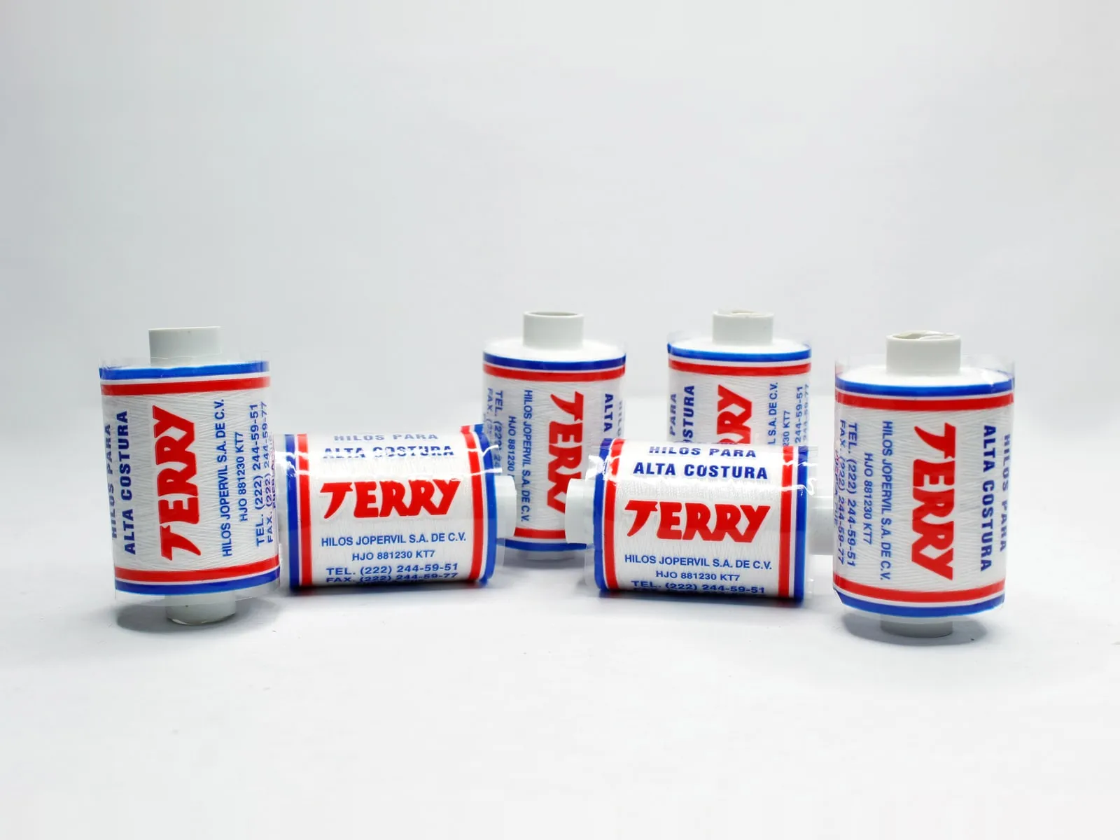 Tubos del Art. 300 de hilo Terry, de pie y acostados, con su etiqueta blanca de alta costura.